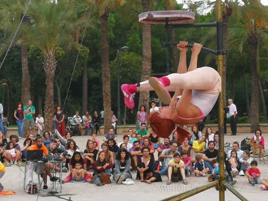El circo de Mostra Viva toma los jardines del Palau