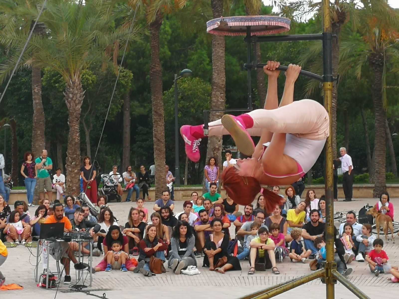 El circo de Mostra Viva toma los jardines del Palau