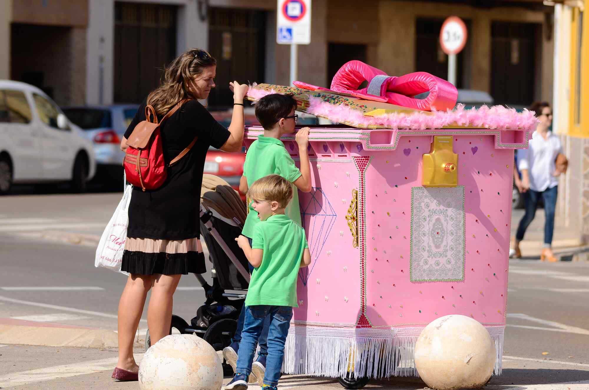 El 'contenedor joyero' sorprende a los vecinos de Borriana