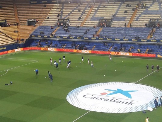 El Villarreal lucha contra las palomas que dañan el césped del estadio
