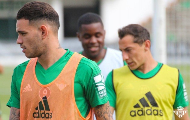 El Betis perfila el duelo con el Valencia con Guardado y Sanabria en el grupo