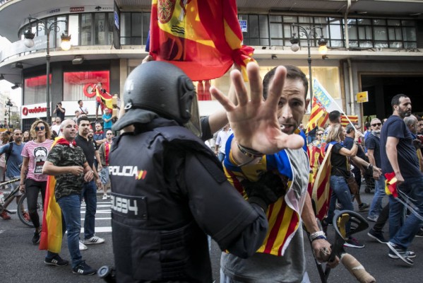Tres detenidos más por las palizas de los ultras en la manifestación del 9 d'Octubre
