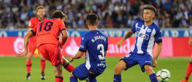 La Real resuelve el derbi ante el Alavés con dos goles en el tramo final