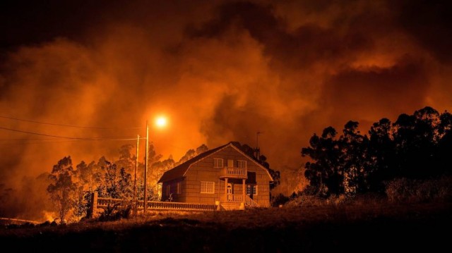 Incendios en Galicia: Cortada la A-52 y los trenes entre Vigo y Orense