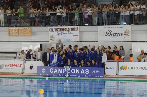 València se vuelca con una gran Supercopa de waterpolo
