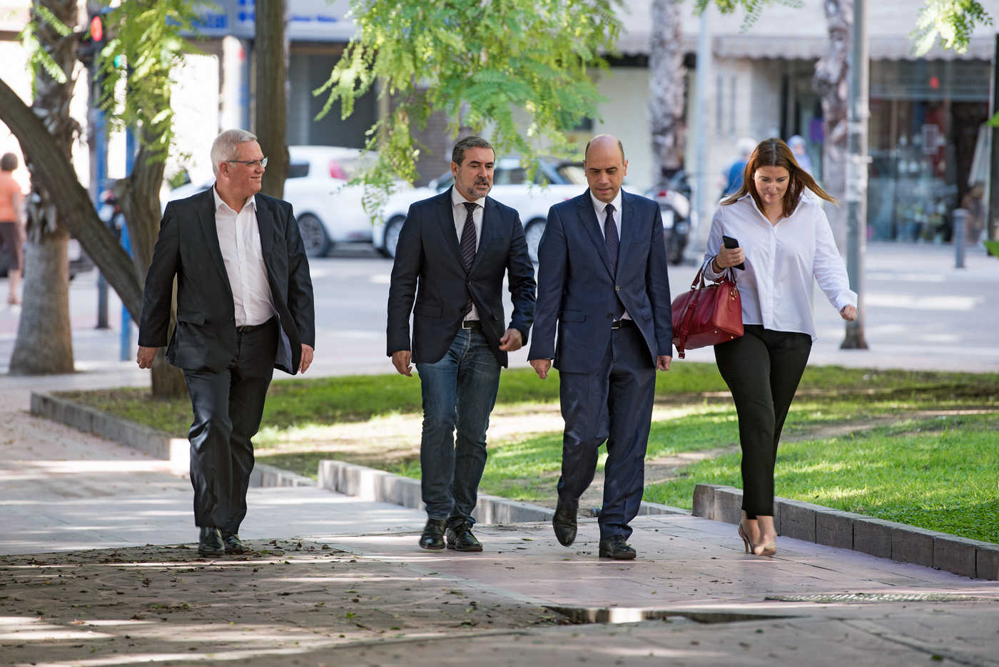 El alcalde de Alicante, Gabriel Echávarri, y sus dos asesores, De Gea y Díez, a su llegada al Palacio de Justicia, para prestar declaración. Foto: RAFA MOLINA - 