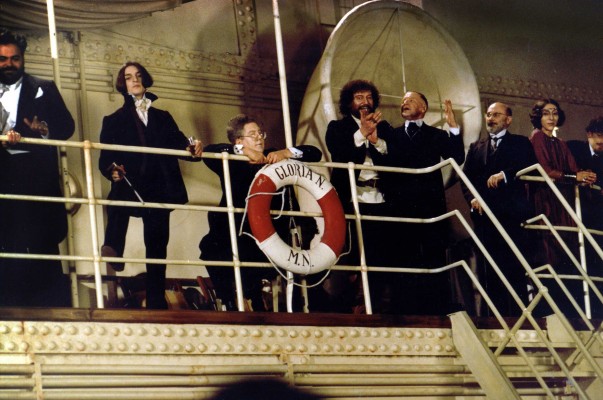 E la nave va!