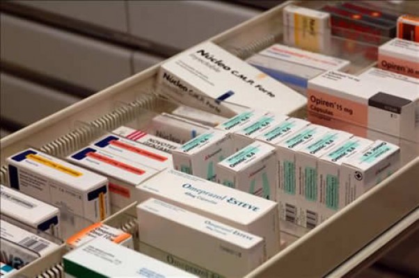 Los españoles gastan más en bares, telefonía móvil y peluquería que en medicamentos