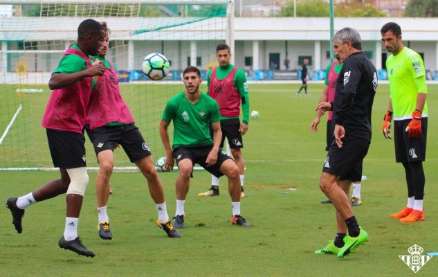 Barragán y Joel Campbell entrenan con el grupo