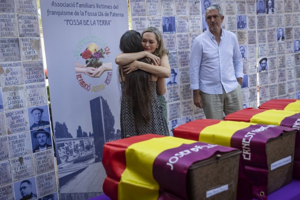 Entrega de los restos de cuatro personas de la fosa 126 de Paterna a sus familias (Fotos: EVA MÁÑEZ)