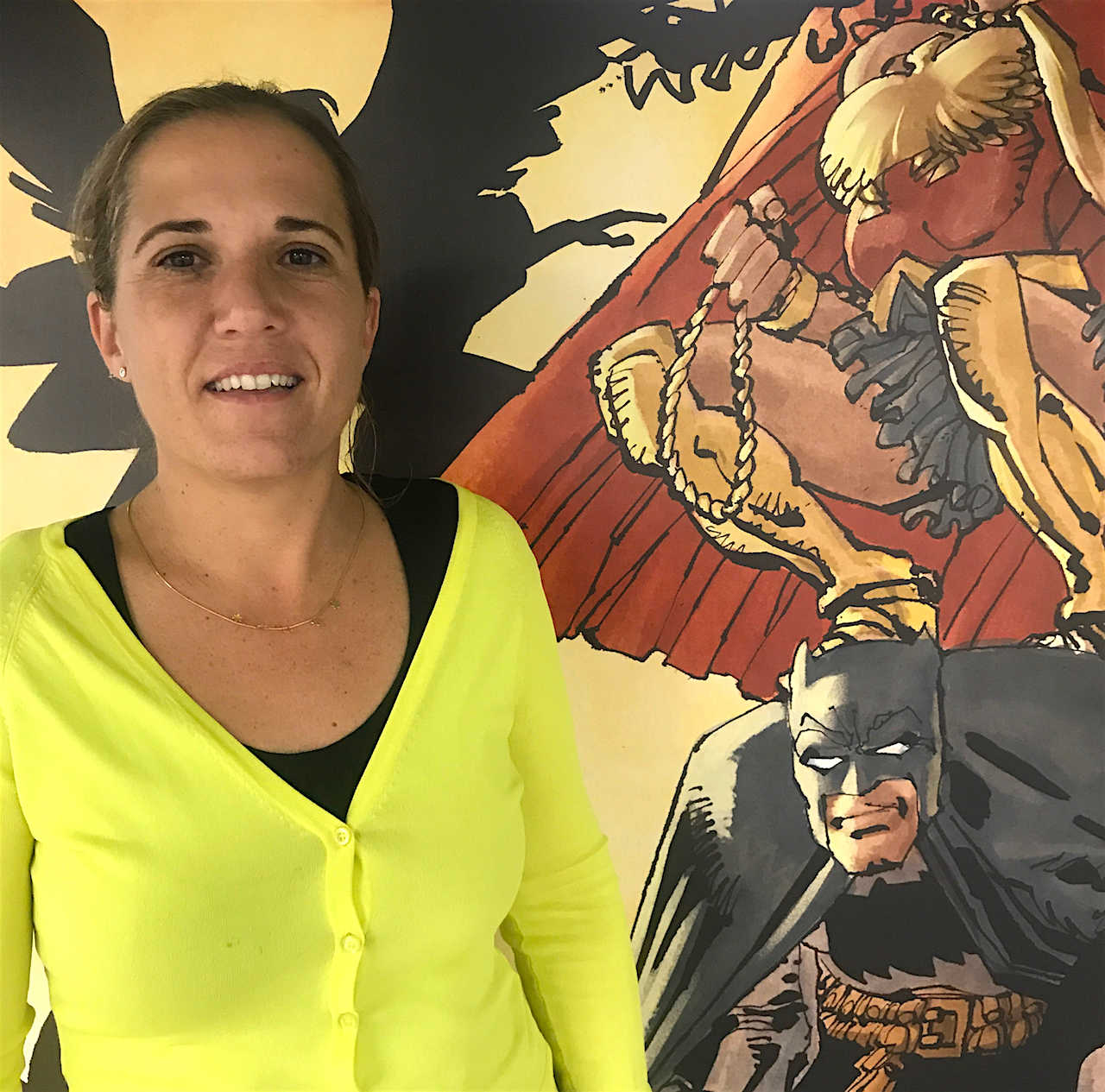 Reyes Sáenz de Juano, directora de Heroes Comic Con Valencia y Madrid (con el cartel dibujado por Frank Miller de fondo para el evento madrileño que se celebra el próximo mes de noviembre) - 