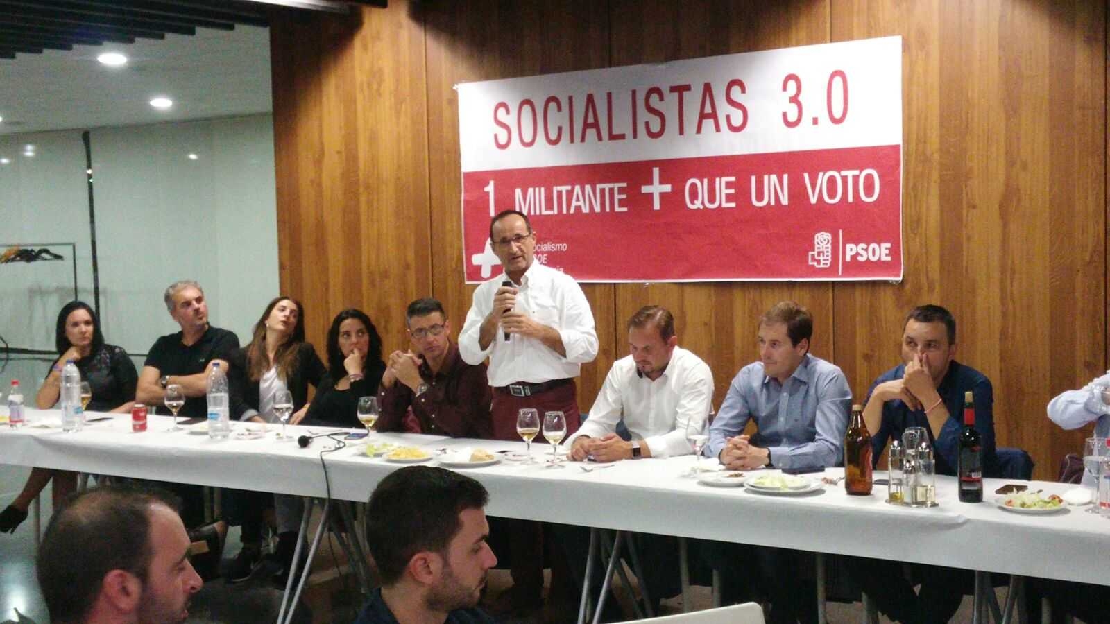 El portavoz de la plataforma Socialistas 3.0, Bartolomé Nofuentes, en un acto con militantes - 
