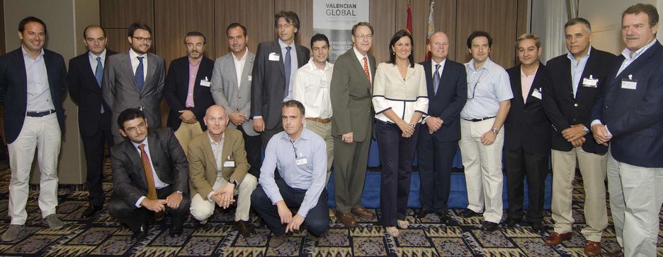 Impulsores y participantes del Valencian Global, con los exconsellers Máximo Buch y María José Catalá - 