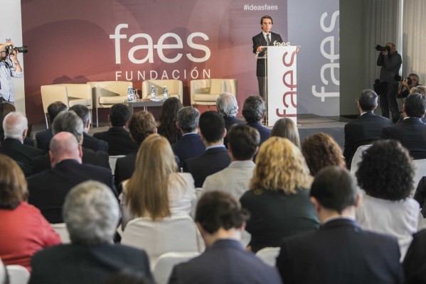 Aznar rechaza reformar la Constitución: 