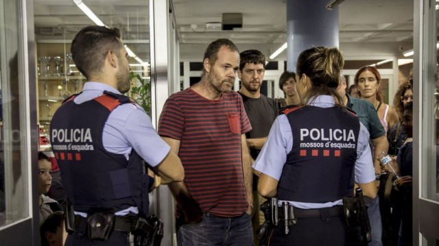 Un informe policial cuestiona a los Mossos: en 41 centros 'cerrados' hubo más síes que censo