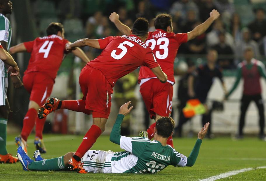 El Sevilla golea al Betis y se mete en cuartos