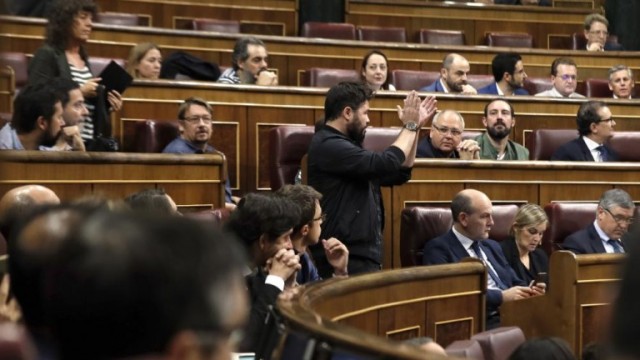 Cs pide a la Mesa del Congreso que descuente del sueldo de los diputados de ERC y PDeCAT su mes de 'pellas'