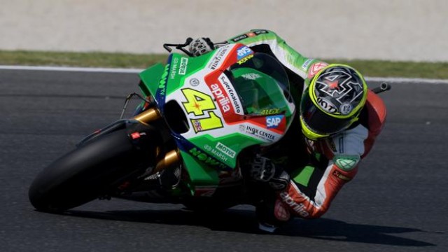 Aleix Espargaró sorprende a sus rivales con el mejor tiempo
