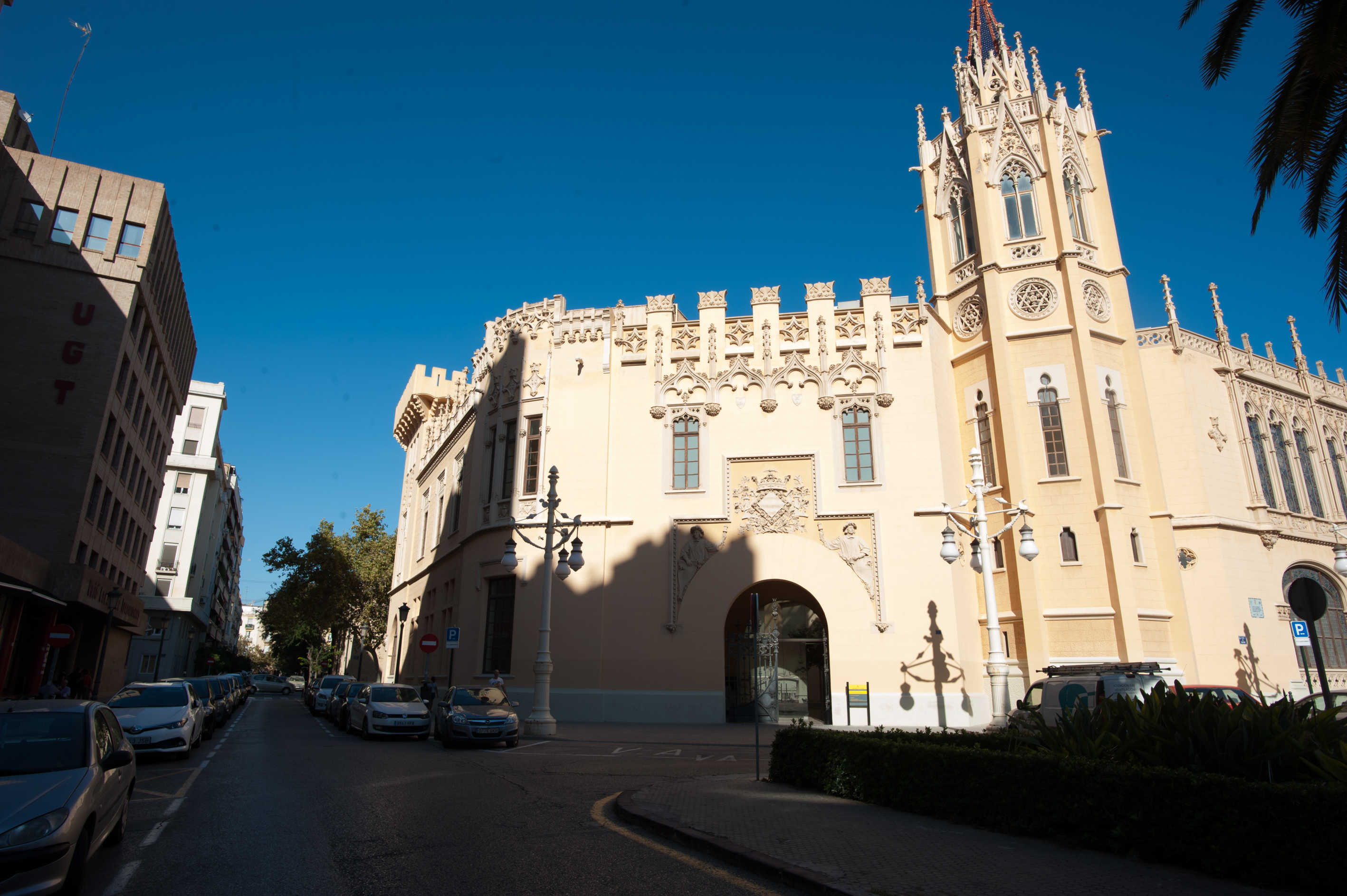 La calle Arquitecto Mora, el primer 'aeropuerto' de València, con el Palacio de la Exposición. Foto: KIKE TABERNER. - 