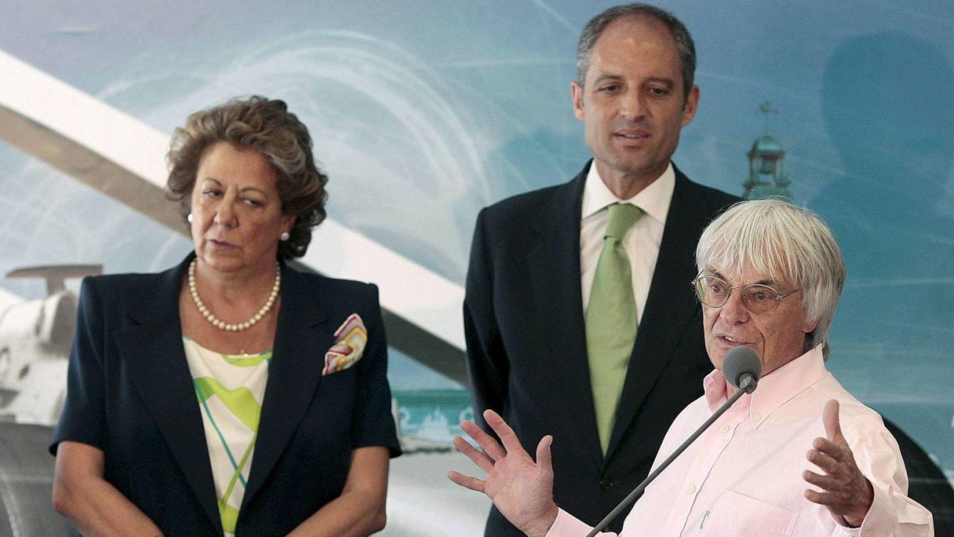 Barberá, Camps y Ecclestone, durante una presentación del Gran Premio de València. Foto: EFE. - 