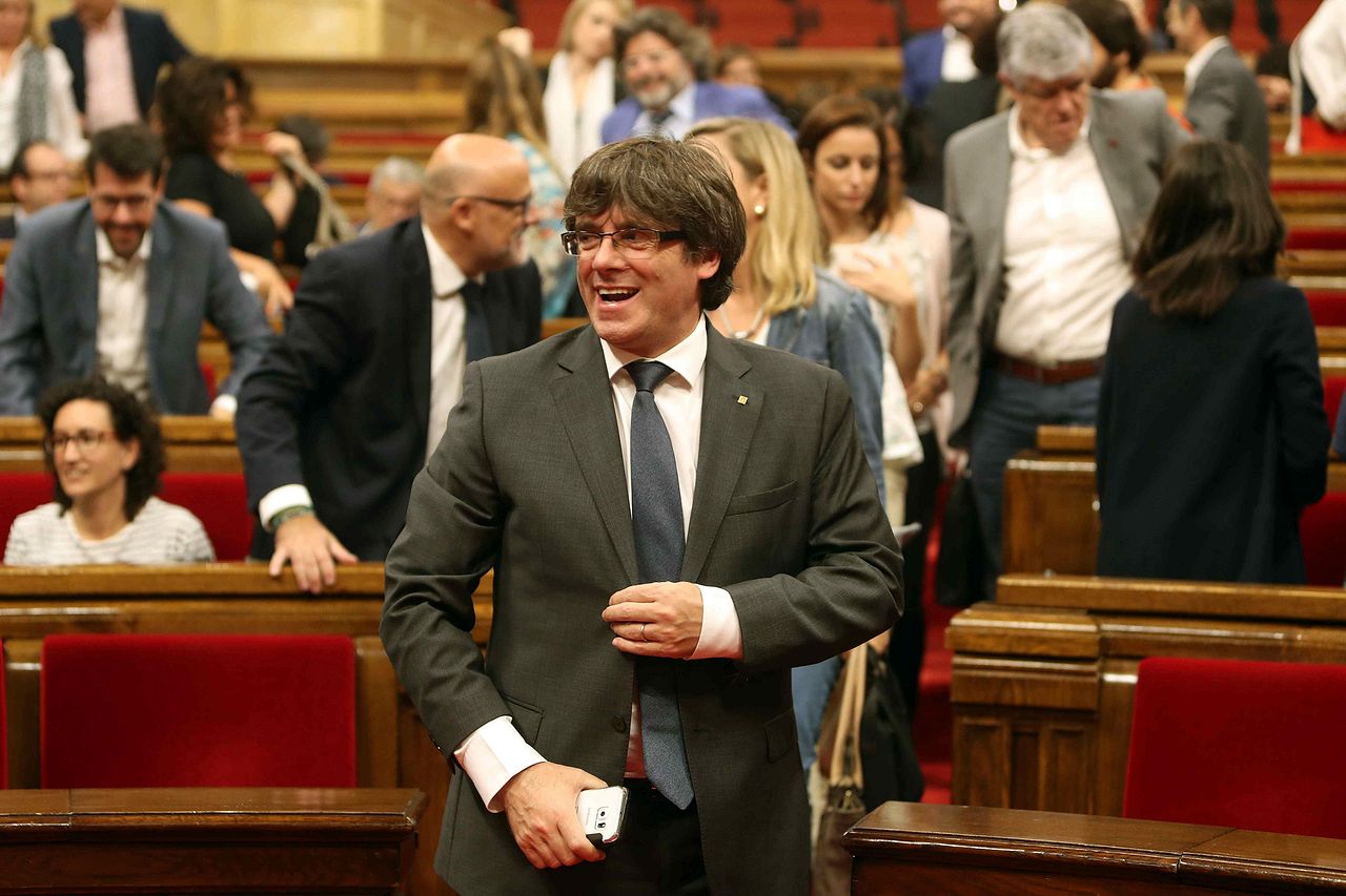 La Fiscalía tiene lista una querella por rebelión contra Puigdemont si declara la independencia