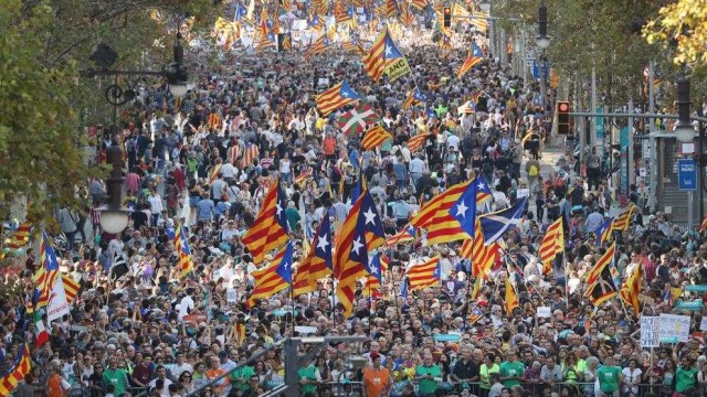 Miles de manifestantes en Barcelona por el autogobierno y la libertad de los 'jordis'