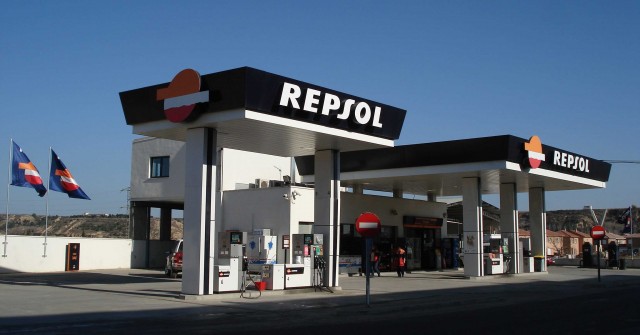 Repsol lleva al Ibex 35 a superar los 9.000 puntos a media sesión