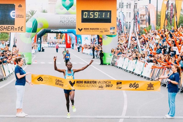 La keniana Joyciline Jepkosgei, récord del mundo de medio maratón en Valencia