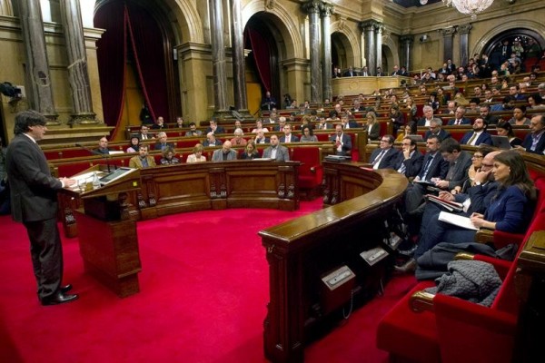El Parlament aborda mañana cuándo y cómo afrontar la soga del 155 y la ruptura con España