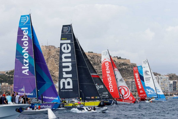 El 'Dongfeng' lidera una flota que ya navega en mar abierto hacia Gibraltar

