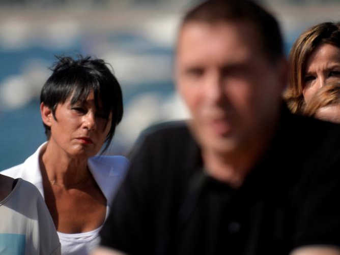 Maddalen Iriarte escucha con atención a Arnaldo Otegi, en primer plano. Foto: EFE - 