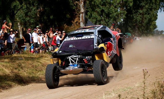 Carlos Sainz abandona el Dakar