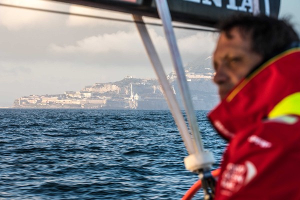 El 'Mapfre' recorta distancias mientras el viento pierde intensidad