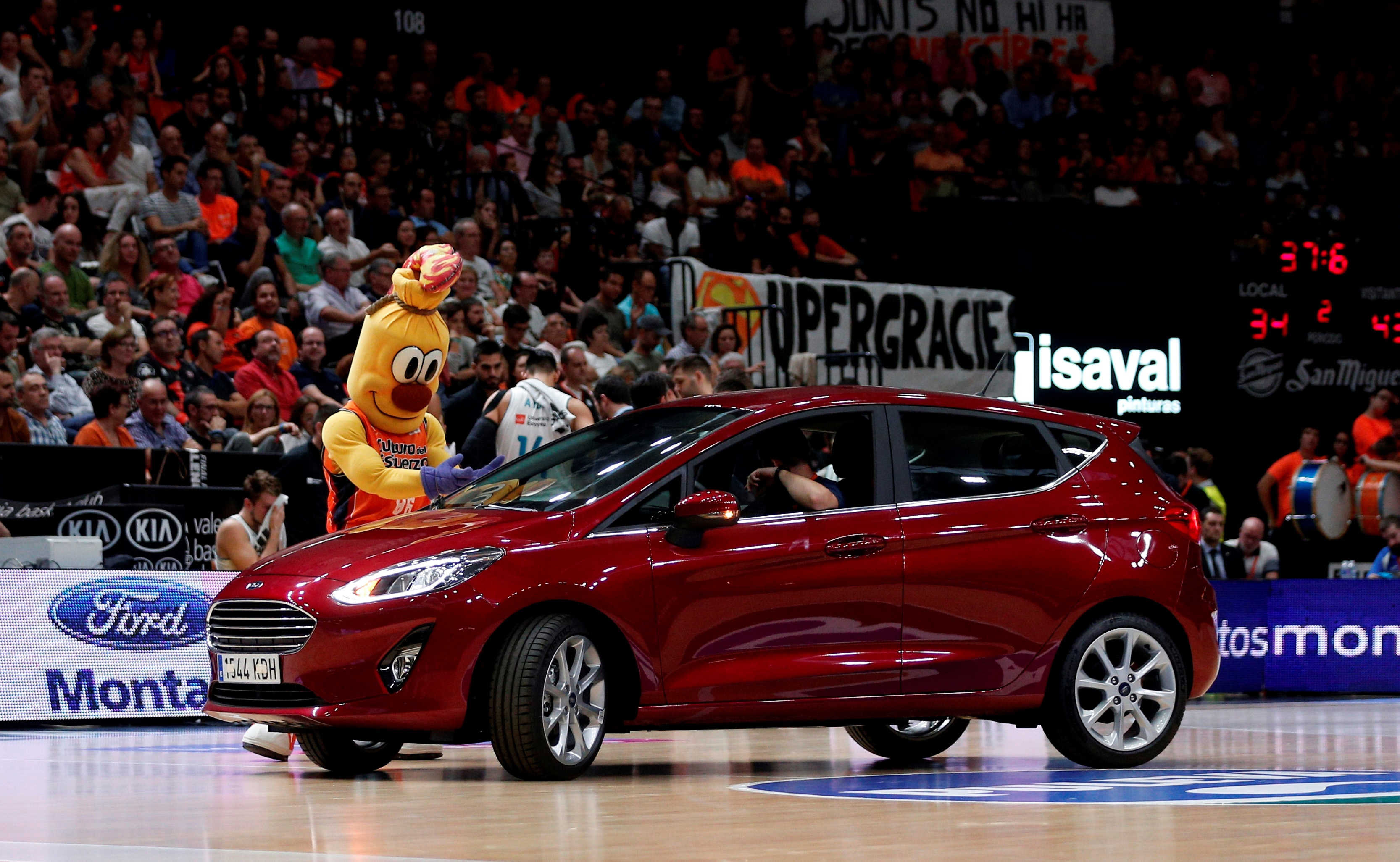 Foto: Ford Montalt y el nuevo Ford Fiesta, protagonistas en los partidos del Valencia Basket Club. - 