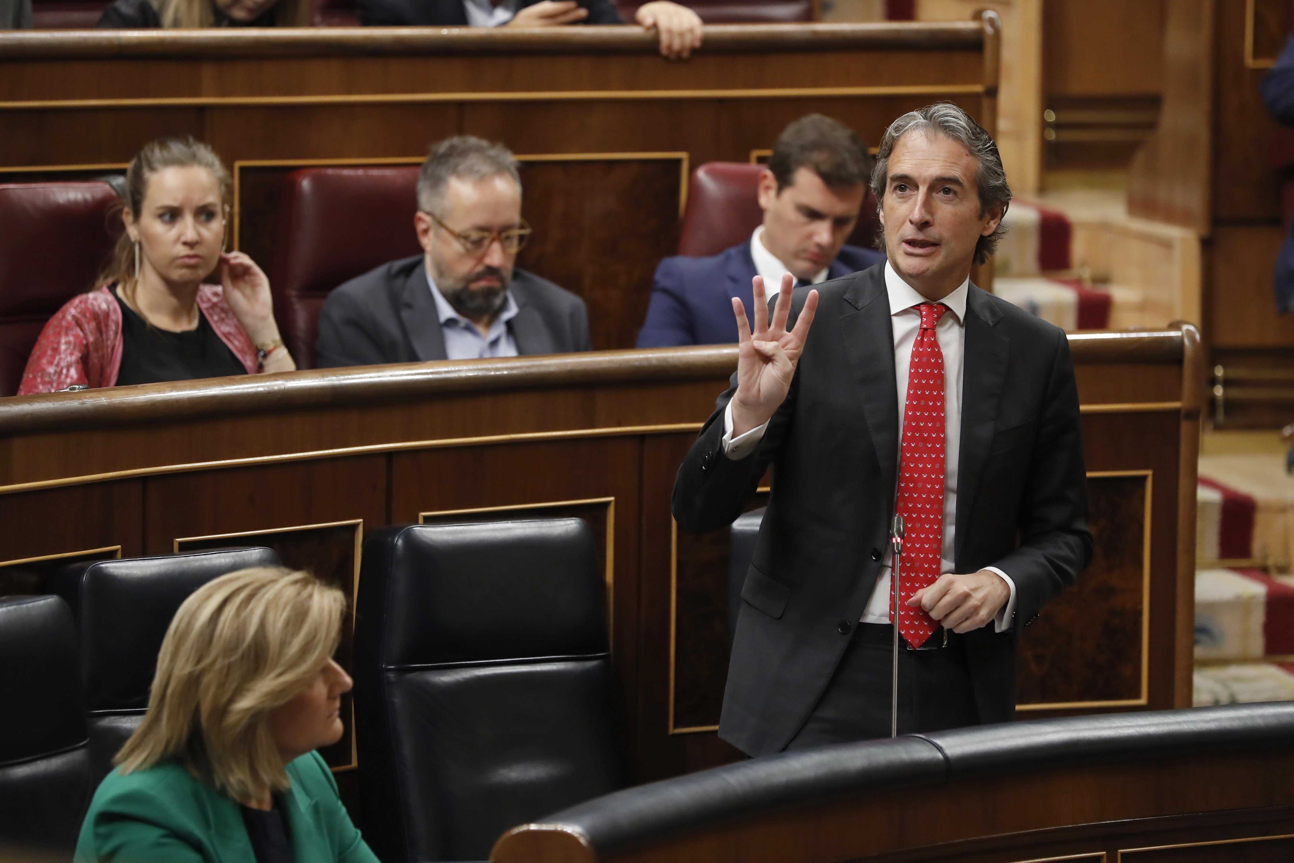 El ministro de Fomento, Íñigo de la Serna (d), en presencia de la ministra de Empleo, Fátima Báñez (i), durante su intervención en la sesión de control al Gobierno, en el Congreso de los Diputados. Foto: EFE/ Javier Lizón - 