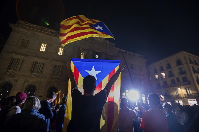 Concentración organizada por la CUP anoche frente a la Generalitat. Foto: EFE  - 