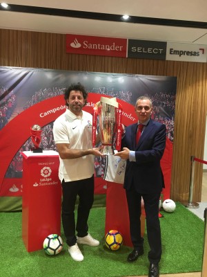 La Copa de la Liga visita la sede del Banco Santander en Valencia