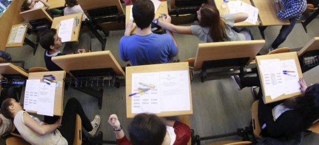Tres de cada diez becados estudian y trabajan al mismo tiempo