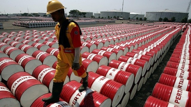 El precio del barril de Brent se da la vuelta y cae por debajo de los 30 dólares