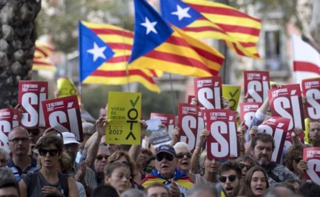 El Ibex 35 se decanta por las pérdidas a media sesión por el 'efecto catalán'