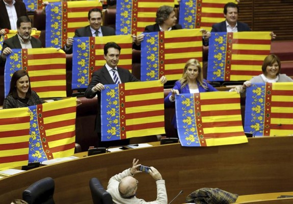 Las Corts derogan la Ley de Señas de Identidad con la oposición del PP y a favor de la mitad de C's