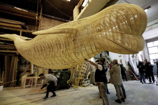 Así es la beluga de 9 metros de madera que coronará el expositor de Ocenaogràfic en Fitur