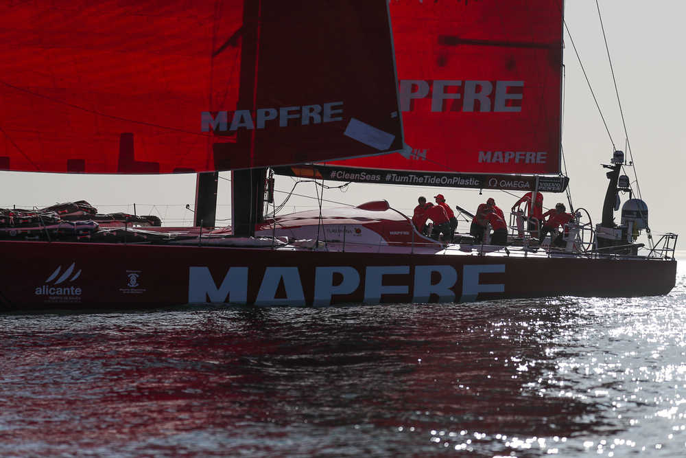 El 'Mapfre' termina segundo la primera etapa, después de pasar un calvario por la falta de viento

