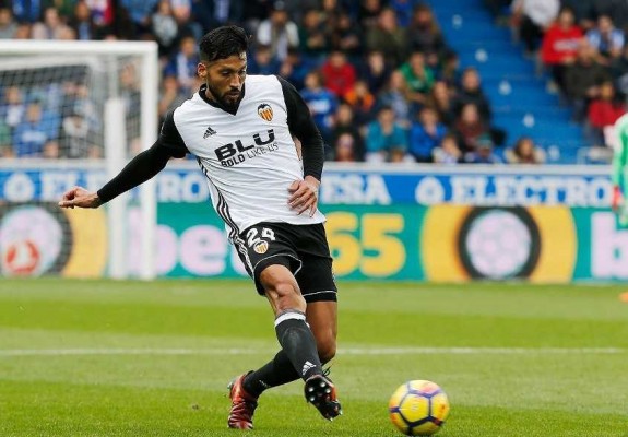  Garay lidera la defensa del Valencia CF en Mendizorroza