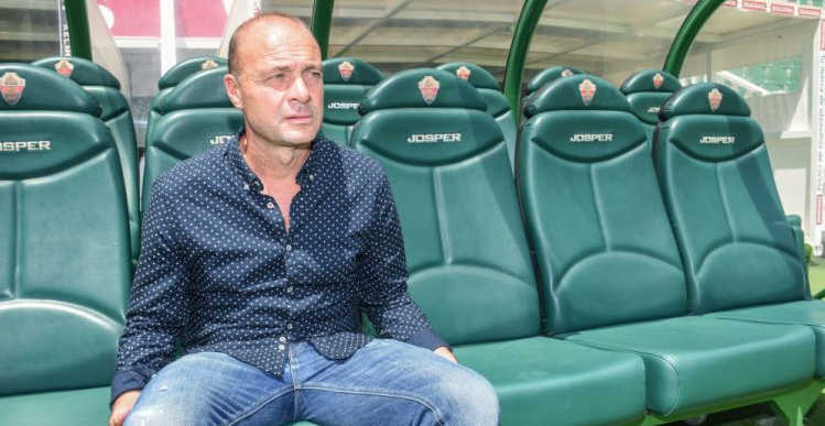 Vicente Mir recibe el alta y dirige el entrenamiento del Elche