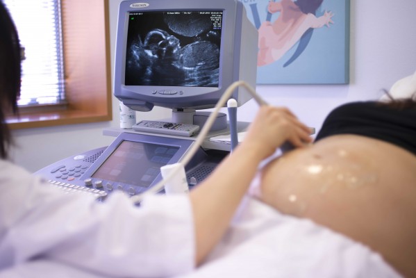 La búsqueda de la estabilidad laboral y emocional, claves en el retraso de la maternidad en España
