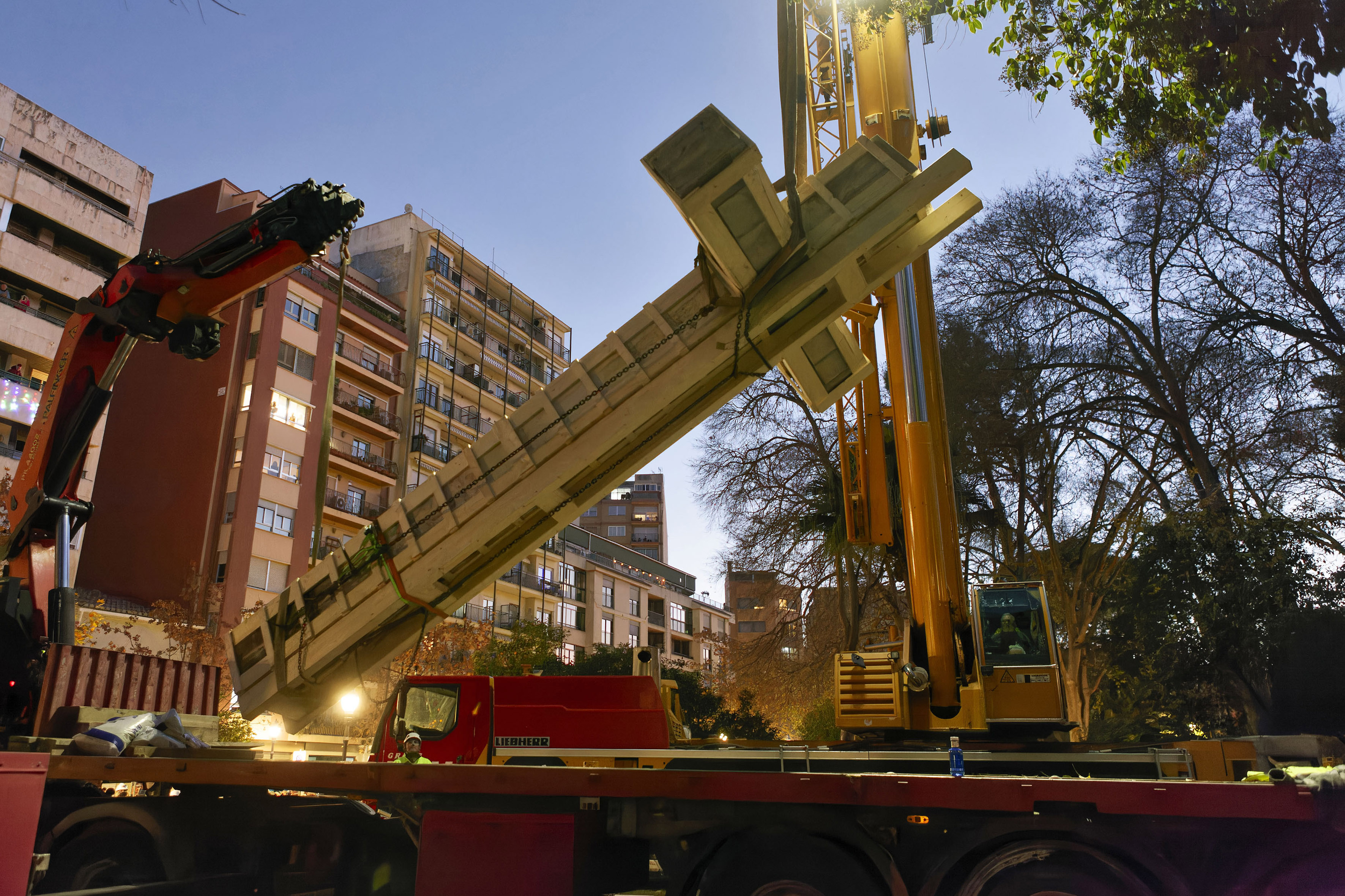 Las mejores imágenes de la retirada de la cruz de Ribalta (Fotos: Antonio Pradas)