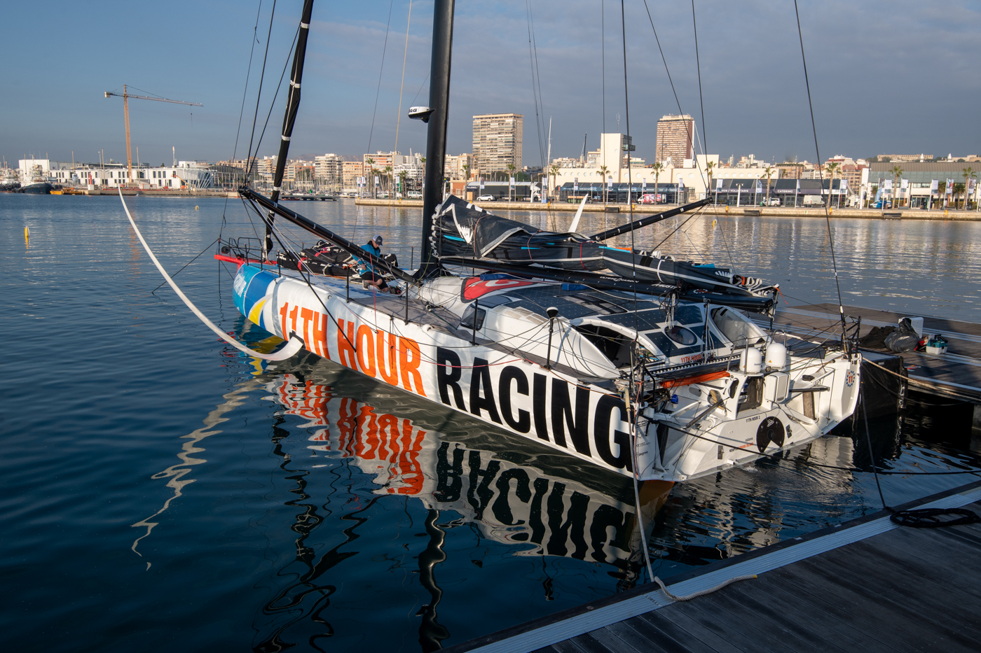 Los barcos de la Ocean Race ya esperan la salida en Alicante (Fotos: RAFA MOLINA)