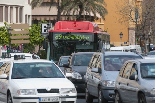 València quiere recuperar espacio para los peatones: el coche ocupa el 70% del suelo público