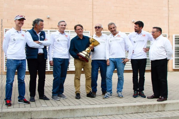 Moya recibe a tripulación del 'Porrón IX', campeón mundial en clase Swan 45